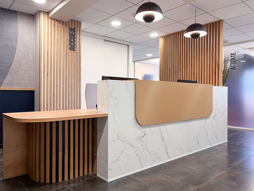 Accueil du cabinet d'orthodontie Dr Marin, comptoir en marbre et bois