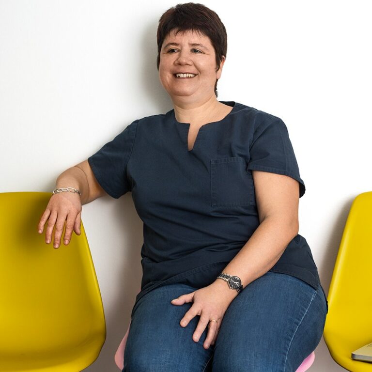 Marion, chargée d'accueil et responsable administrative au cabinet
